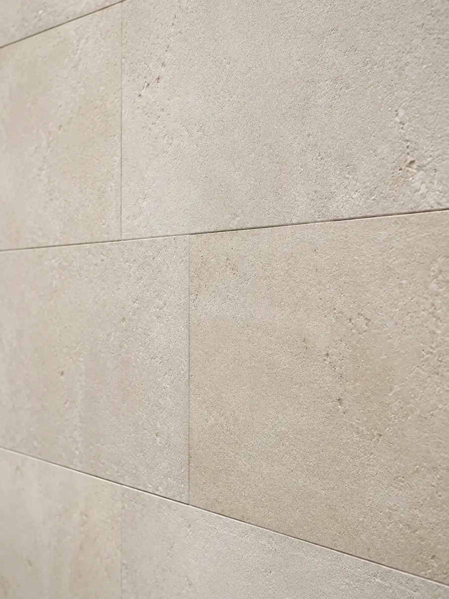תקריב של אבן מקומית בהירה